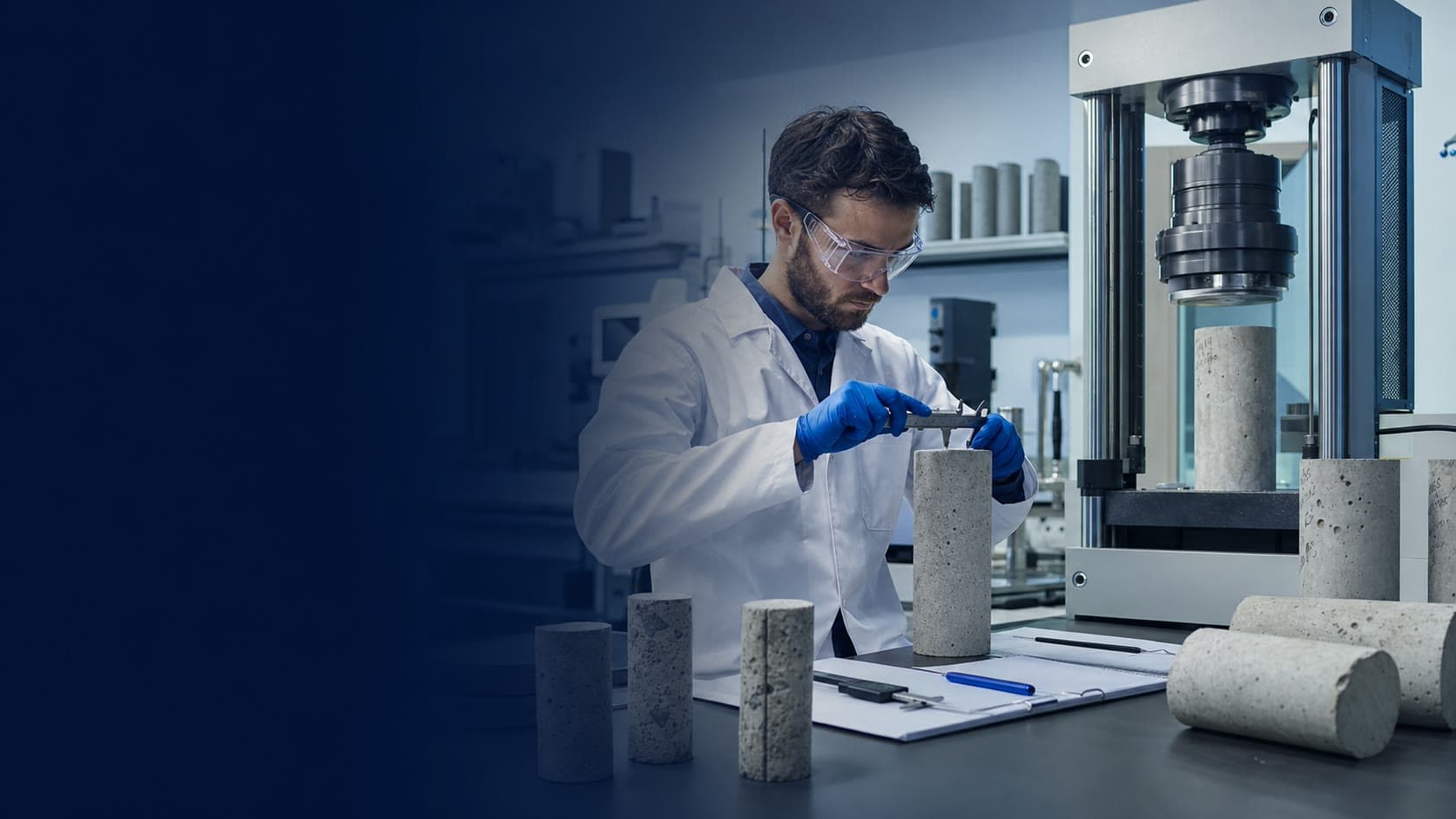 Profissional analisando corpos de prova de concreto em um ambiente conceitual de laboratório