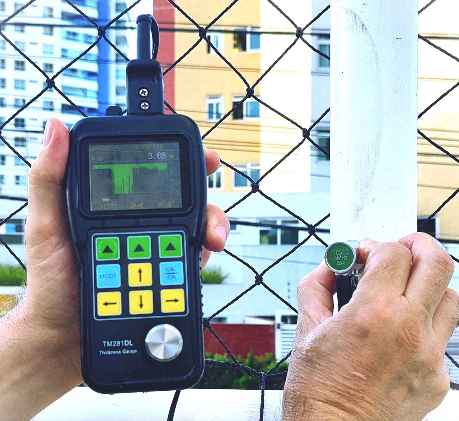 Ensaio de ultrassom em estrutura metálica