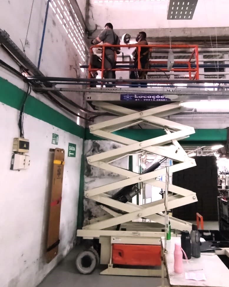 Inspeção de estrutura em ambiente industrial